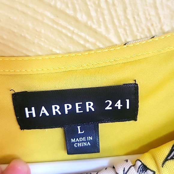 Yellow floral sleeveless blouse size large - Picture 3 of 4